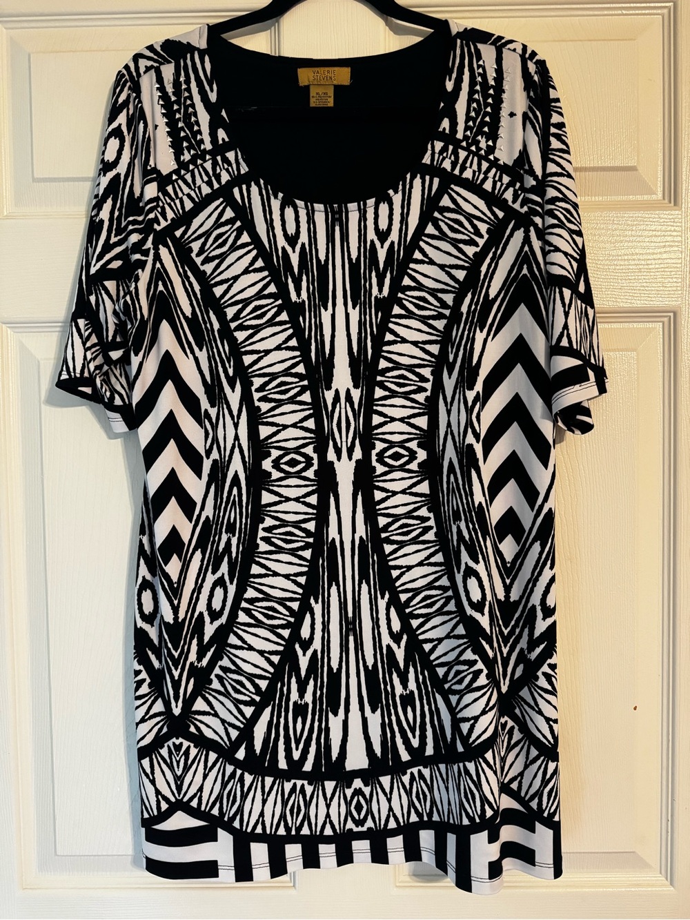 Valerie Stevens Black and White Geometric Scoop Neck Tunic dress